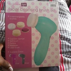 Facial cleansing brush